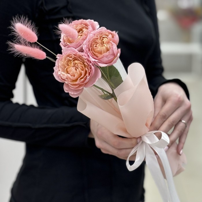 Кустовая пионовидная роза Джульетта в упаковке