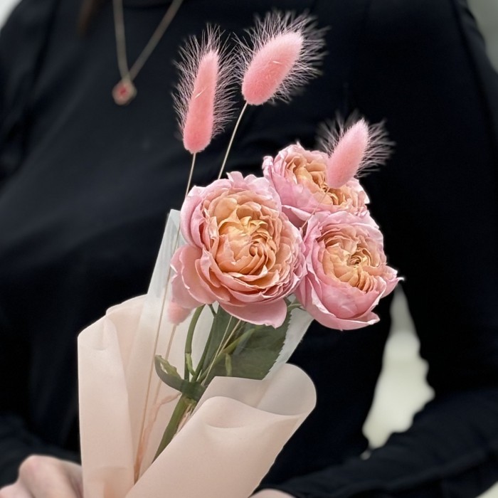 Кустовая пионовидная роза Джульетта в упаковке