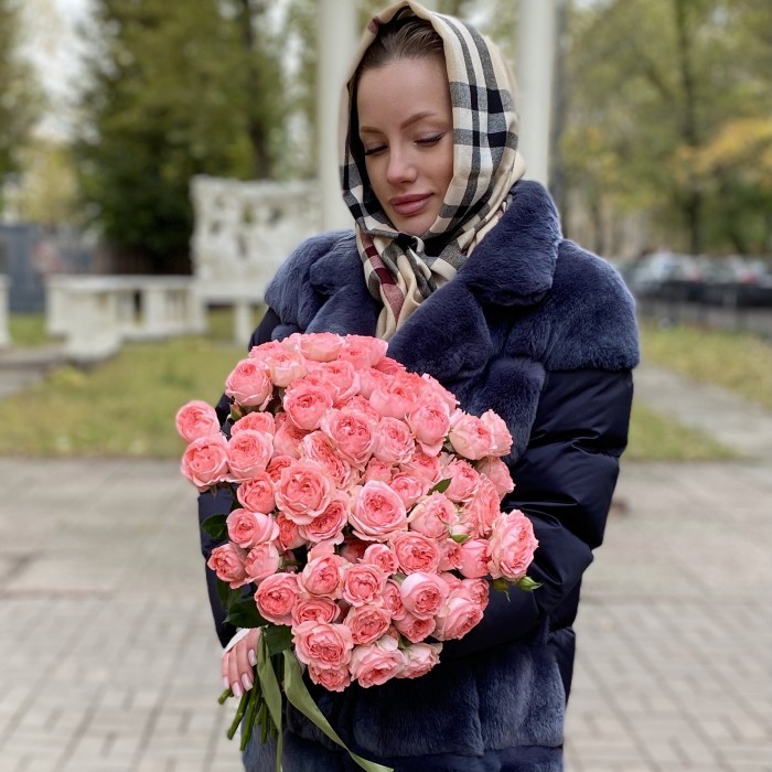 Кустовая пионовидная роза Фемке