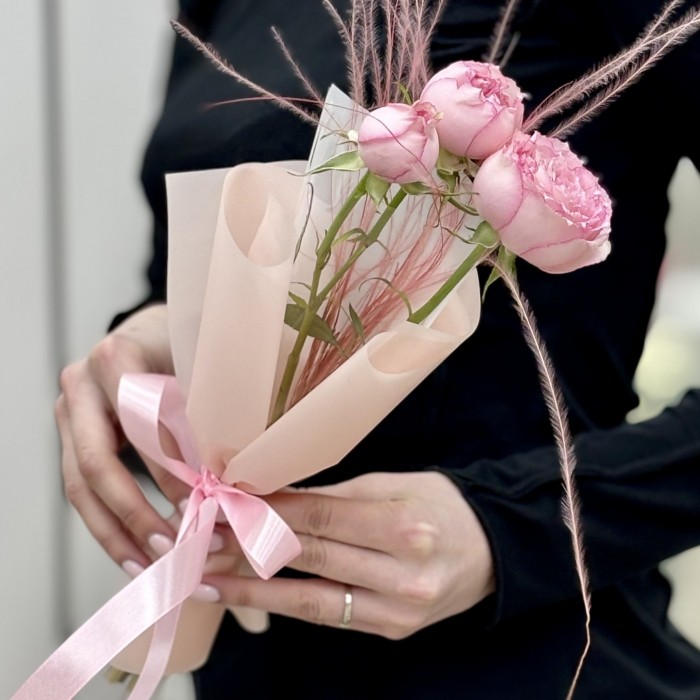 Кустовая пионовидная роза Пинк Блоссом в упаковке