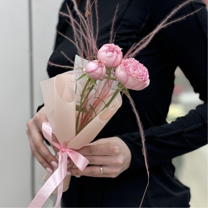 Кустовая пионовидная роза Пинк Блоссом в упаковке