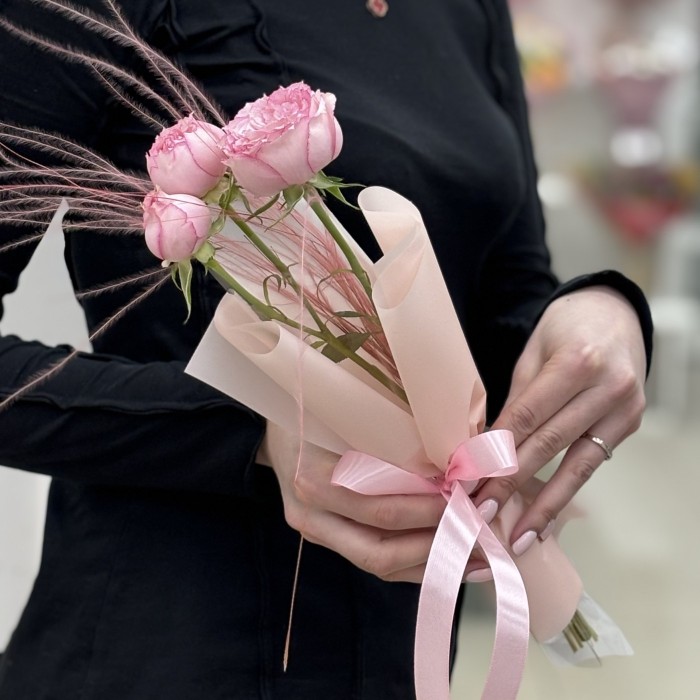 Кустовая пионовидная роза Пинк Блоссом в упаковке