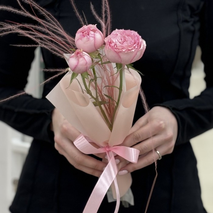 Кустовая пионовидная роза Пинк Блоссом в упаковке