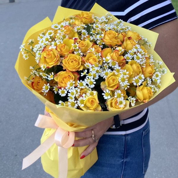 Кустовая роза Айлайнер с ромашкой