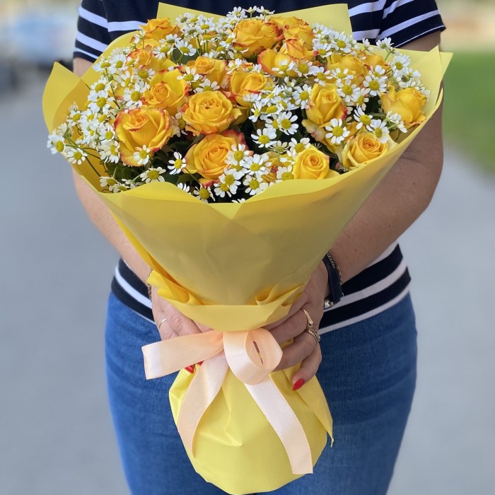 Кустовая роза Айлайнер с ромашкой