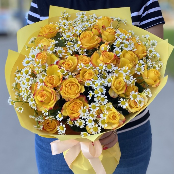 Кустовая роза Айлайнер с ромашкой