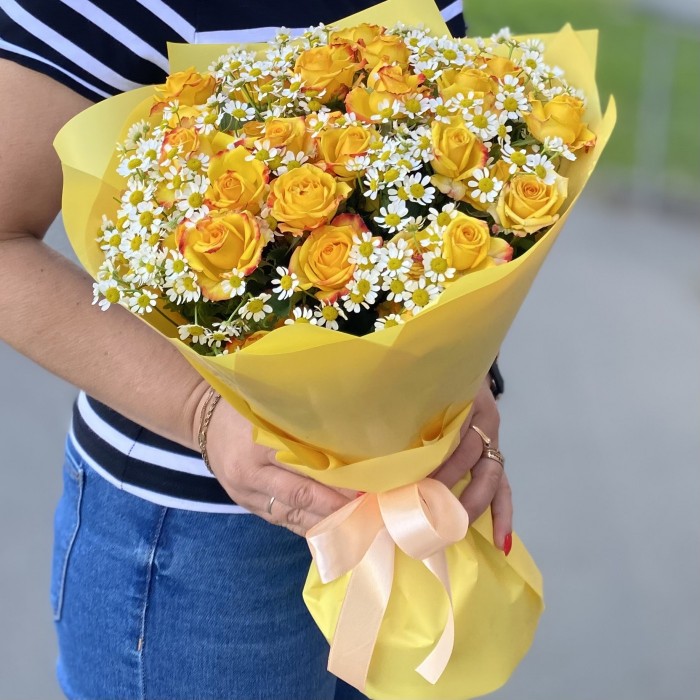 Кустовая роза Айлайнер с ромашкой