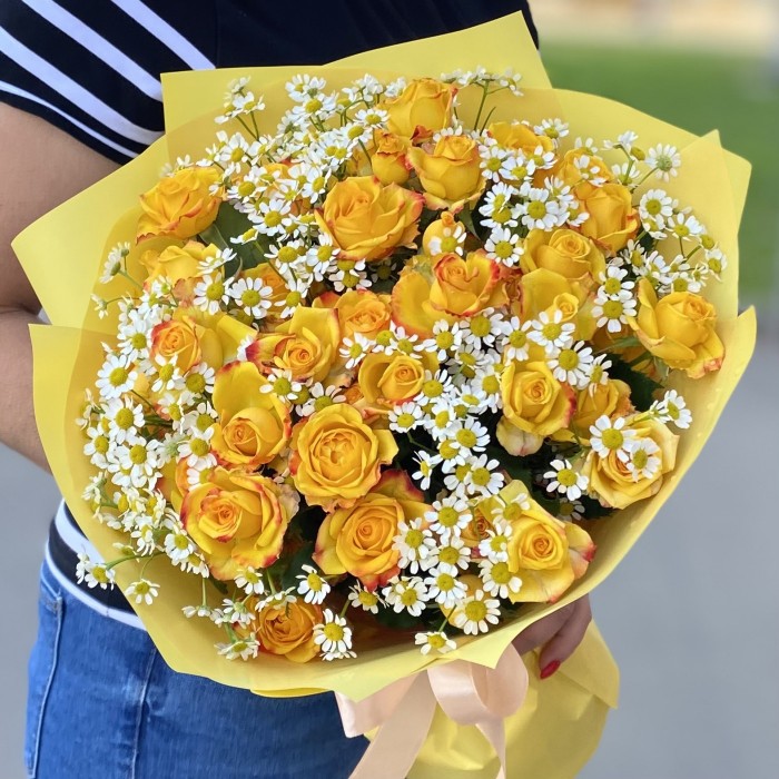 Кустовая роза Айлайнер с ромашкой