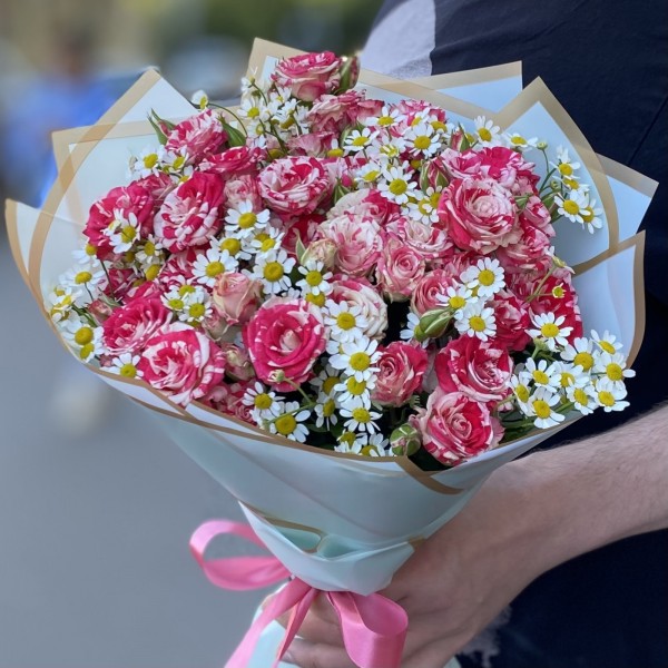 Кустовая роза Файрворкс с ромашкой