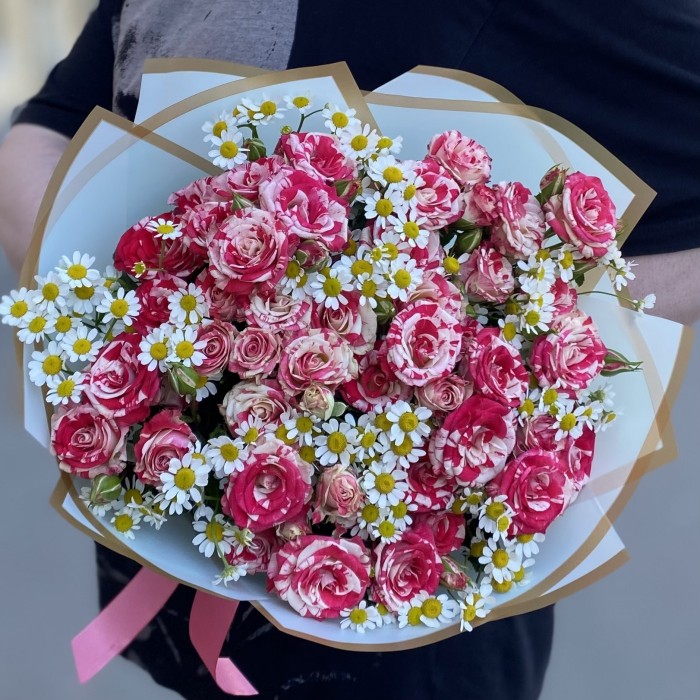 Кустовая роза Файрворкс с ромашкой