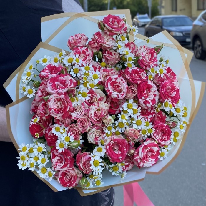 Кустовая роза Файрворкс с ромашкой