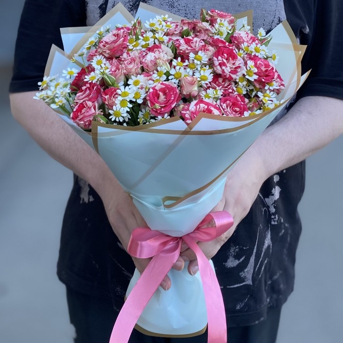 Кустовая роза Файрворкс с ромашкой