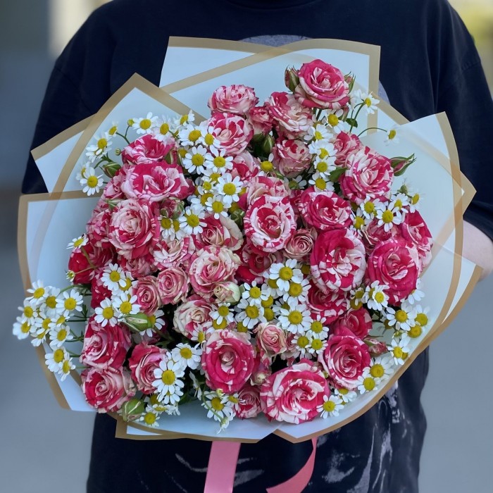 Кустовая роза Файрворкс с ромашкой