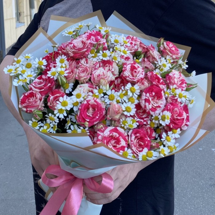 Кустовая роза Файрворкс с ромашкой