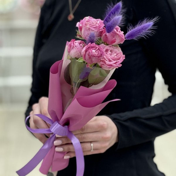 Кустовая роза Мисти Баблс в упаковке