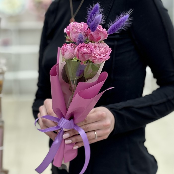 Кустовая роза Мисти Баблс в упаковке