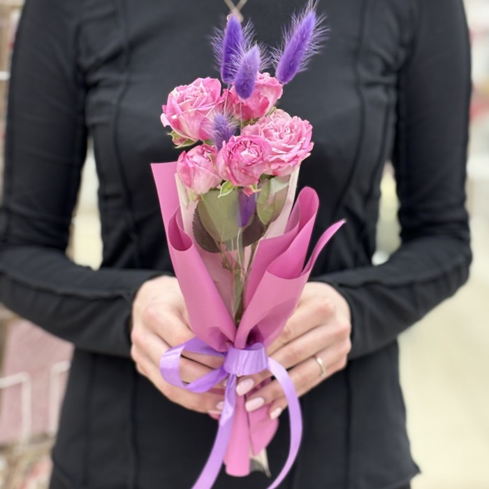 Кустовая роза Мисти Баблс в упаковке