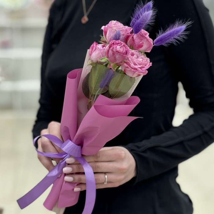 Кустовая роза Мисти Баблс в упаковке