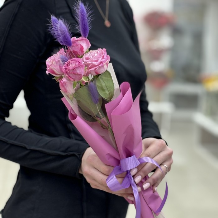 Кустовая роза Мисти Баблс в упаковке