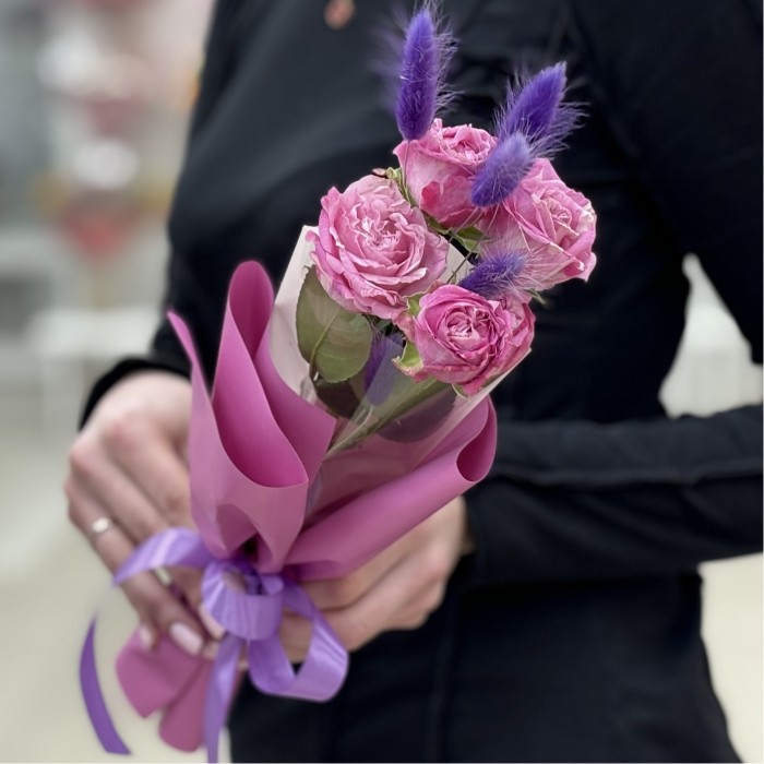 Кустовая роза Мисти Баблс в упаковке