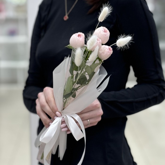 Кустовая розовая роза Мансфилд Парк в упаковке