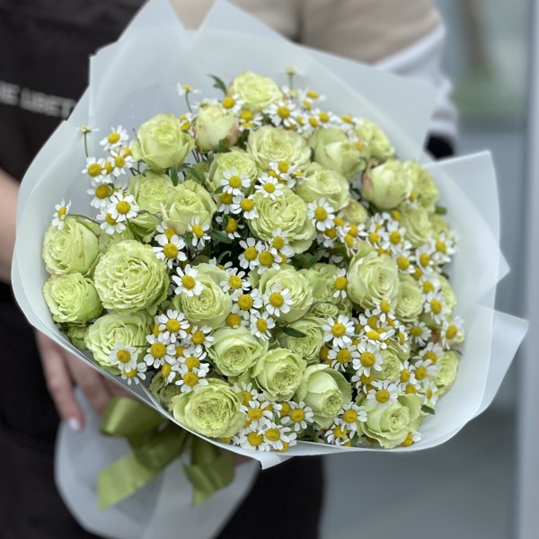 Кустовая зеленая  роза с ромашкой