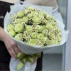 Кустовая зеленая  роза с ромашкой