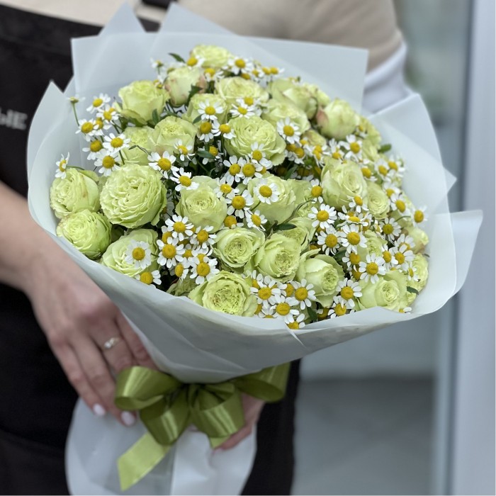 Кустовая зеленая  роза с ромашкой