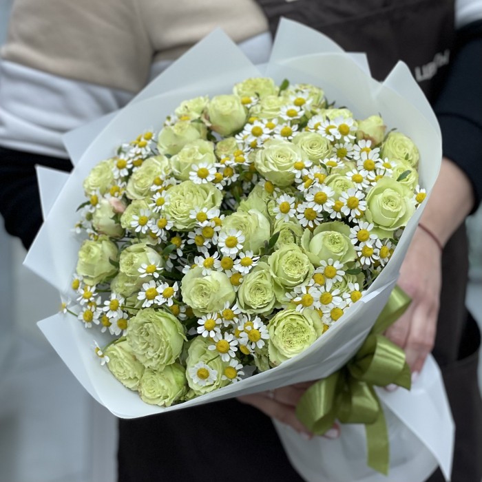 Кустовая зеленая  роза с ромашкой