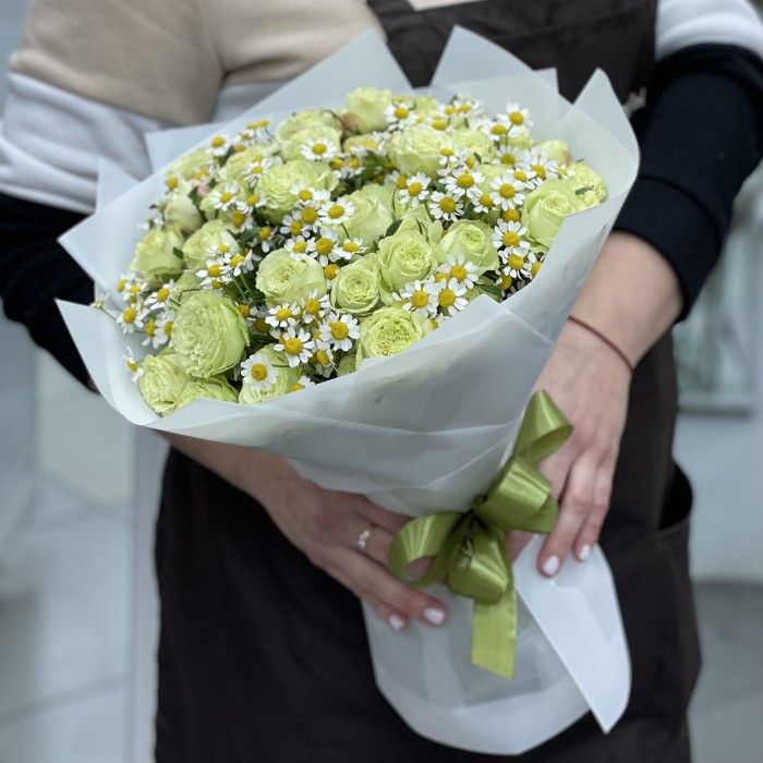 Кустовая зеленая  роза с ромашкой