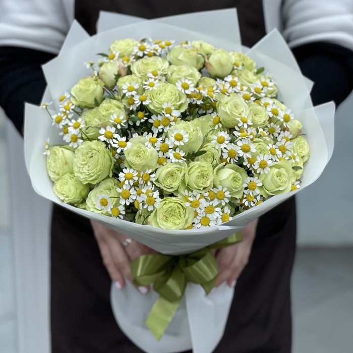 Кустовая зеленая  роза с ромашкой