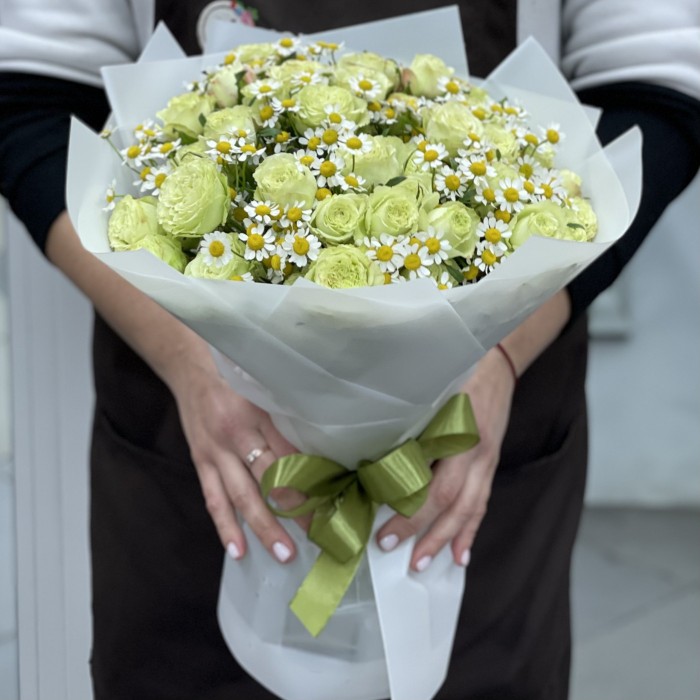 Кустовая зеленая  роза с ромашкой