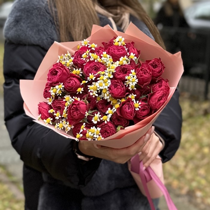 Кустовые Пионовидные розы Пати Трендсеттер с ромашками