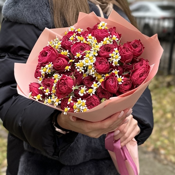 Кустовые Пионовидные розы Пати Трендсеттер с ромашками