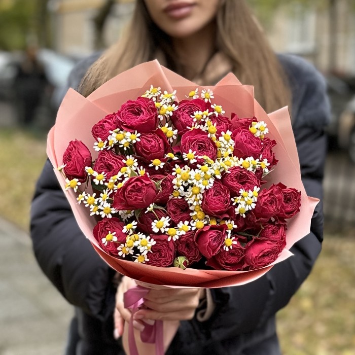 Кустовые Пионовидные розы Пати Трендсеттер с ромашками