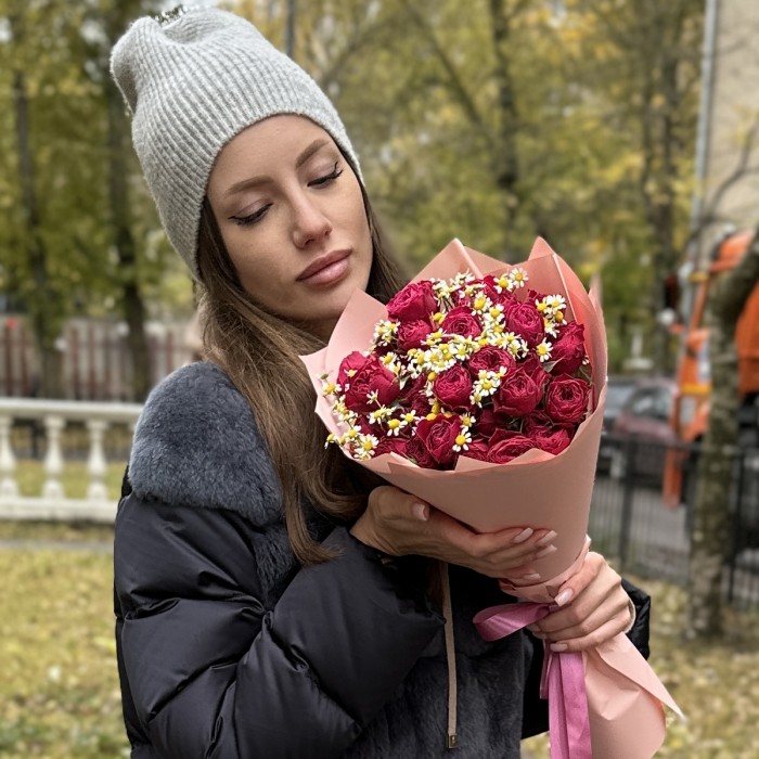 Кустовые Пионовидные розы Пати Трендсеттер с ромашками