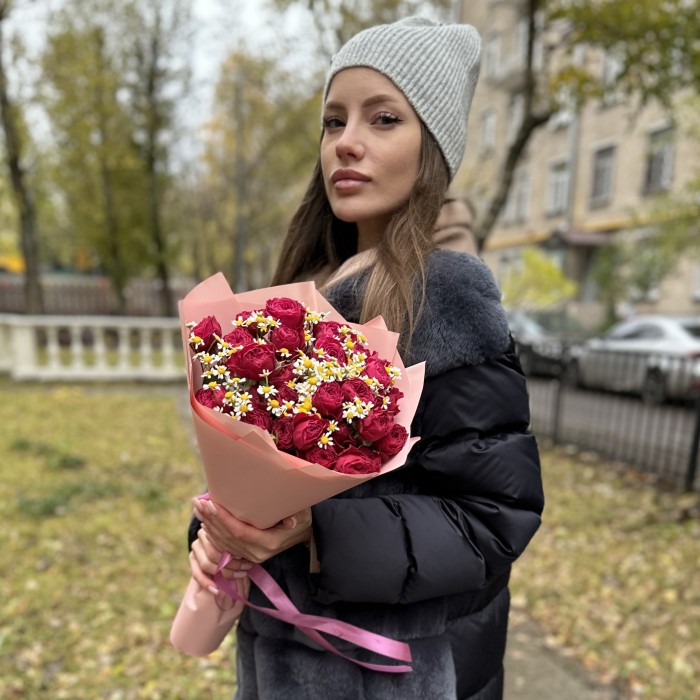 Кустовые Пионовидные розы Пати Трендсеттер с ромашками