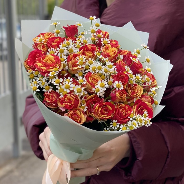 Кустовые розы Файер Флэш с ромашками