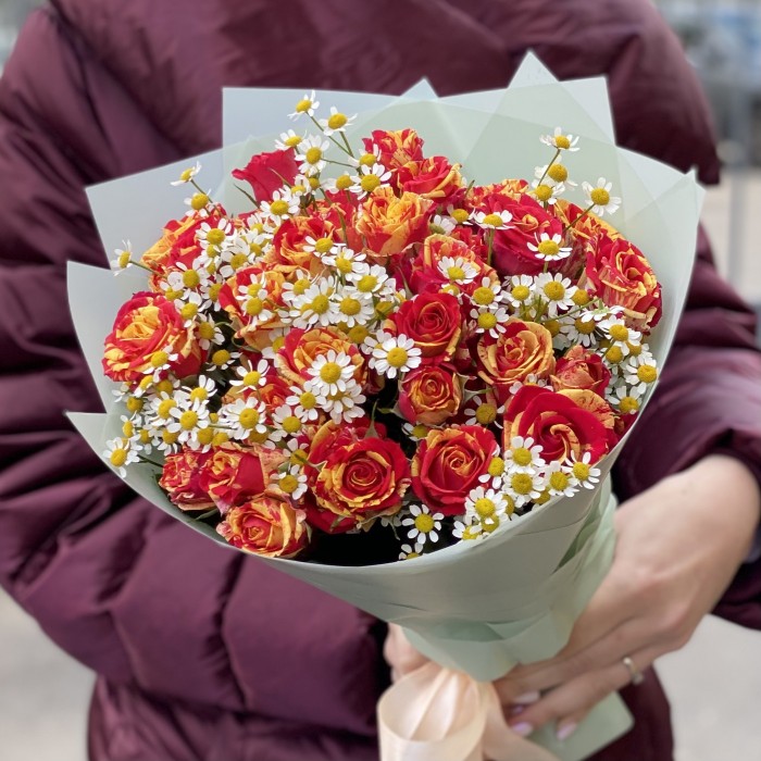 Кустовые розы Файер Флэш с ромашками