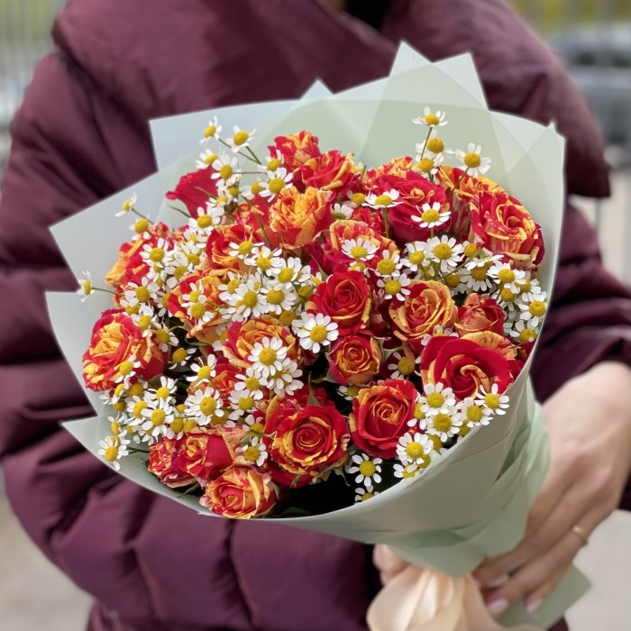 Кустовые розы Файер Флэш с ромашками