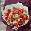 Кустовые розы Файер Флэш с ромашками