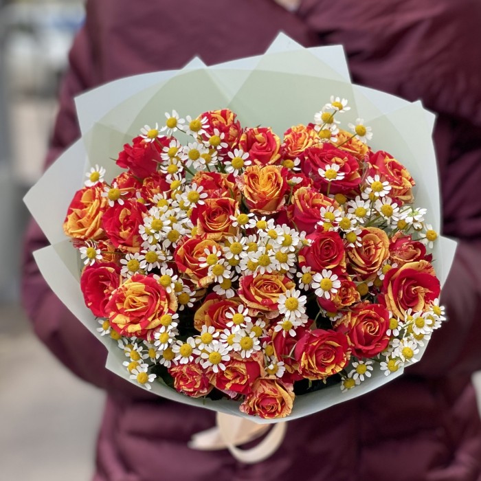 Кустовые розы Файер Флэш с ромашками