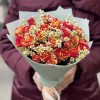 Кустовые розы Файер Флэш с ромашками