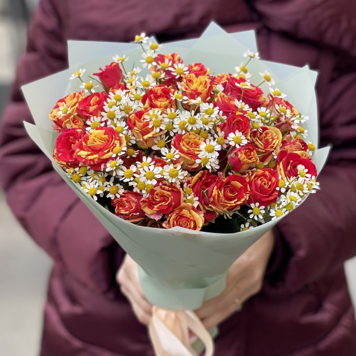 Кустовые розы Файер Флэш с ромашками