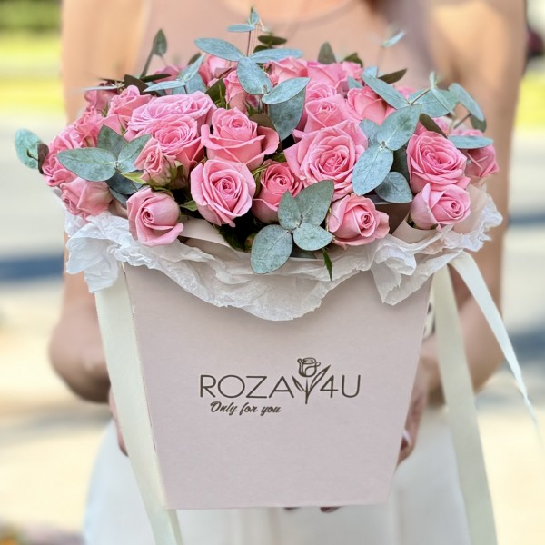 Кустовые розы Одилия в коробке