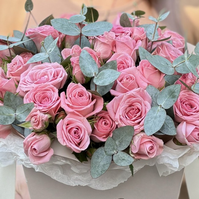 Кустовые розы Одилия в коробке