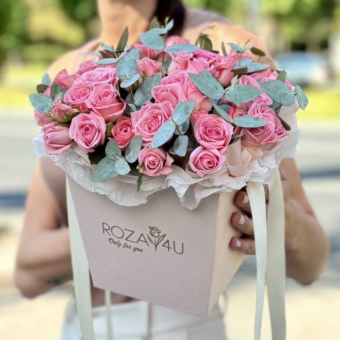 Кустовые розы Одилия в коробке