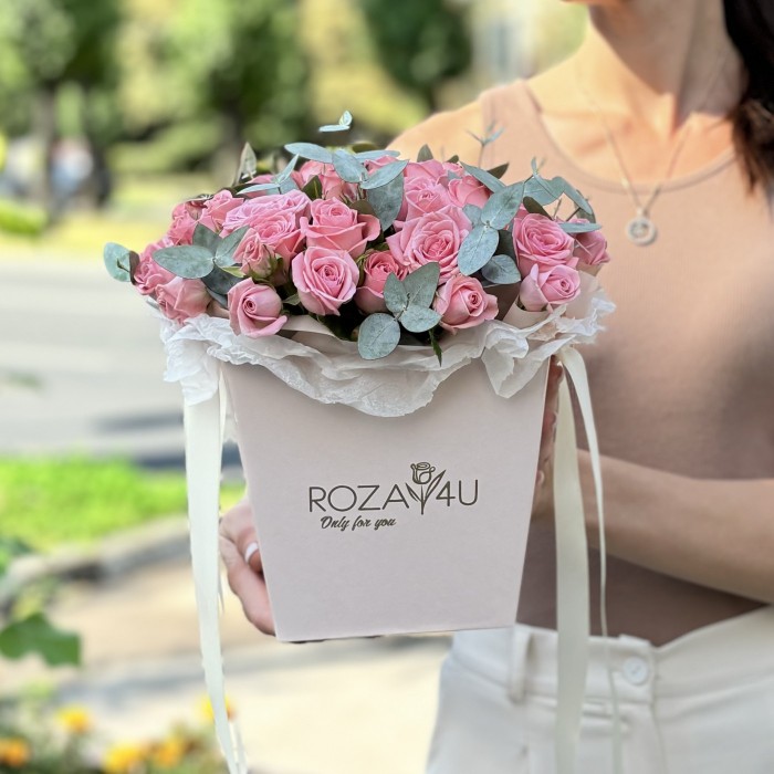 Кустовые розы Одилия в коробке