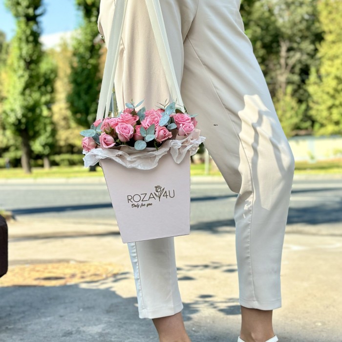 Кустовые розы Одилия в коробке