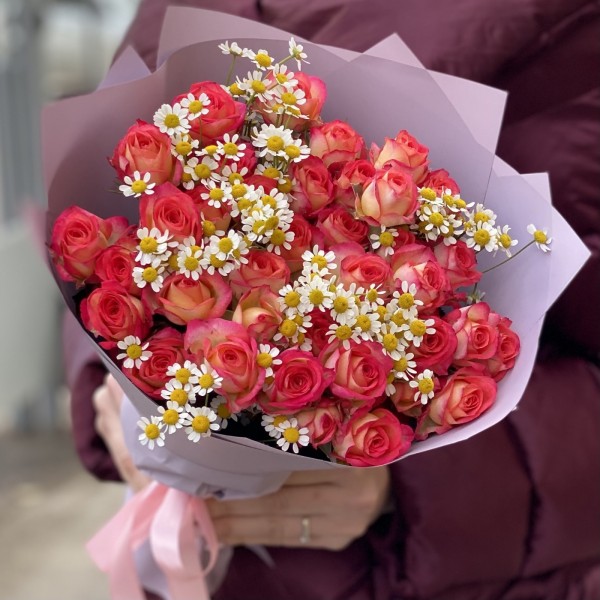 Кустовые розы Саммер Дэнс с ромашками